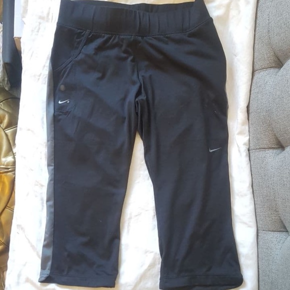 NWOT Women's Nike 3/4 Track Pants Tights + Pockets - Black and Grey - Picture 2 of 8